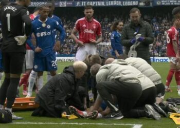 Jesse Derry reçoit de l’oxygène alors qu’une blessure d’horreur lors de ses débuts voit le match de Chelsea interrompu | Football | Sport