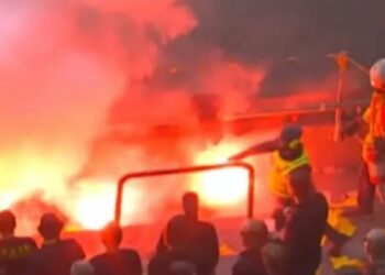 Un incendie éclate dans un grand stade de football d’une capacité de 50 000 places alors que les supporters sont évacués | Football | Sport