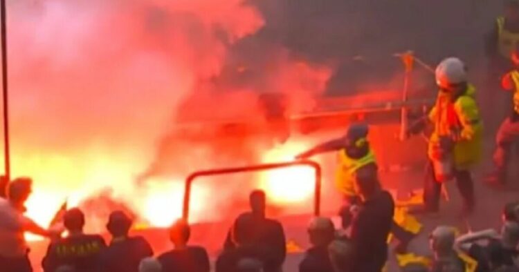 Un incendie éclate dans un grand stade de football d’une capacité de 50 000 places alors que les supporters sont évacués | Football | Sport