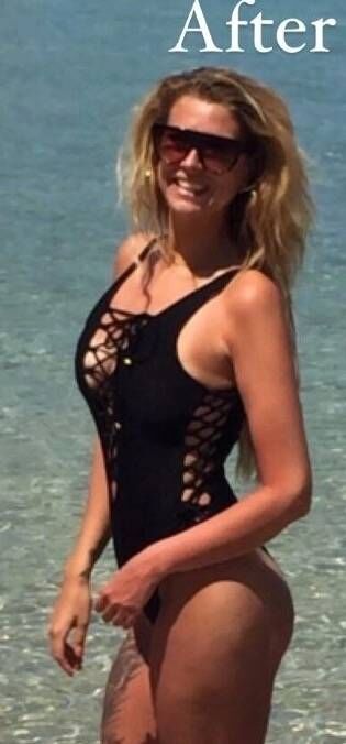 Un individu aux longs cheveux blonds se tient au bord du rivage, vêtu d'un haut de bikini noir et de lunettes de soleil, avec un air serein et joyeux. Un individu aux longs cheveux blonds se tient au bord du rivage, vêtu d'un haut de bikini noir et de lunettes de soleil, avec un air serein et joyeux.