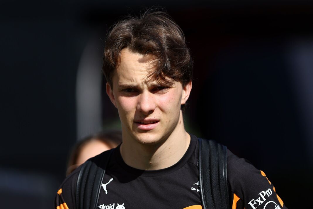 Oscar Piastri assiste à une course de Formule 1