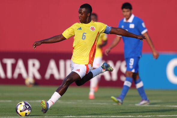 DOHA, QATAR - NOVEMBRE 07 : Cristian Orozco de Colombie passe le ballon lors du match de la coupe du monde des moins de 17 ans de la FIFA entre El Salva