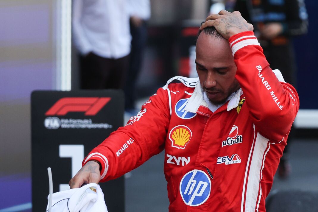 Lewis Hamilton s'essuie la tête au parc fermé