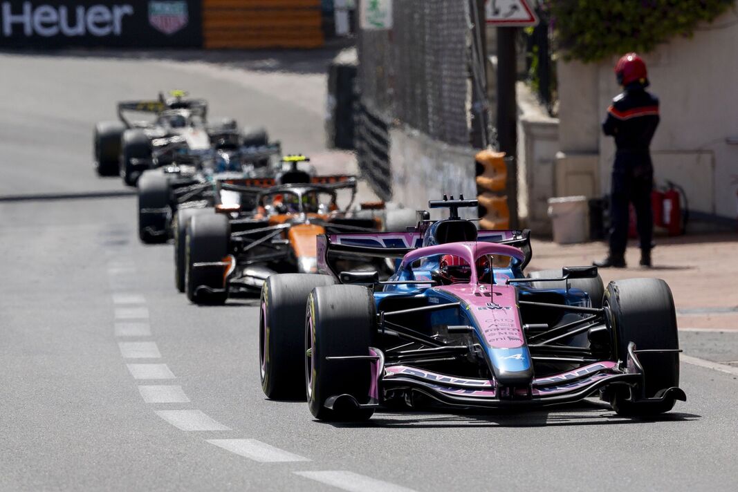 Trois voitures de F1 en course lors du Grand Prix de Monaco