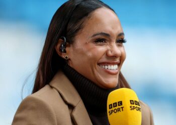 Les salaires énormes, la valeur nette et le manoir de 1,5 million de livres sterling de l'hôte de la Coupe du monde de la BBC, Alex Scott | Football | Sport