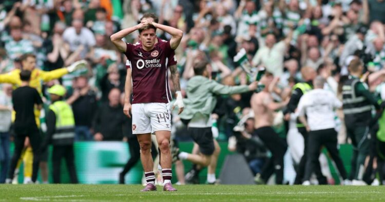 Punition celtique pour invasion du terrain des Hearts avec décision de déduction de points | Football | Sport