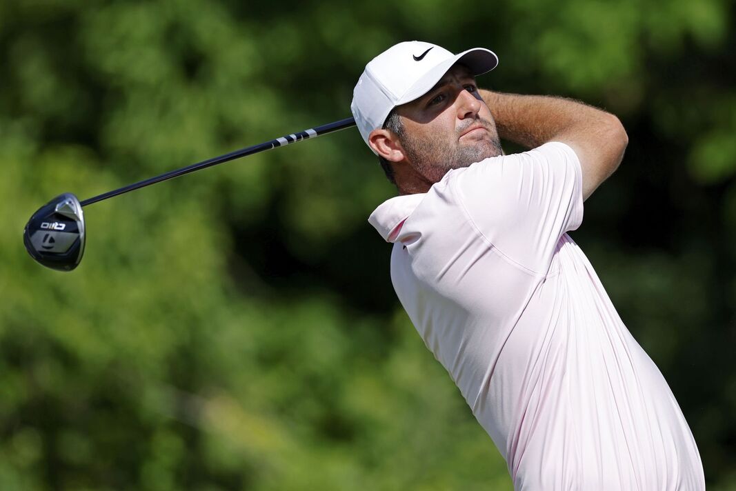 Scottie Scheffler balance son club