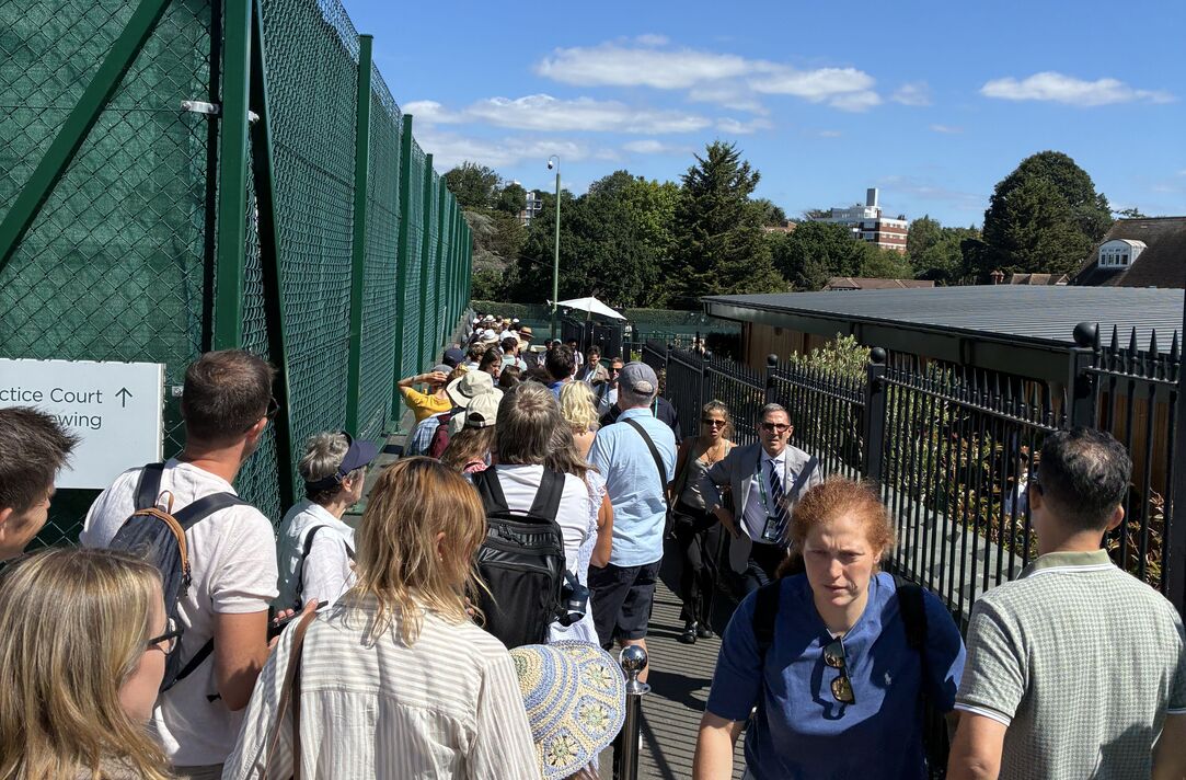 Les fans de Wimbledon font la queue pour les terrains d'entraînement