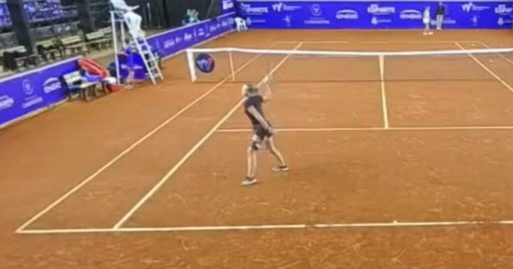 Une star du tennis donne un coup de pied à la chaise de l'arbitre après le lancement d'une raquette sur un officiel lors d'un énorme effondrement | Tennis | Sport