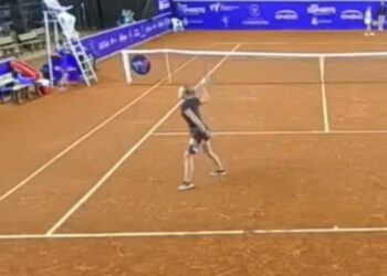 Une star du tennis donne un coup de pied à la chaise de l&rsquo;arbitre après le lancement d&rsquo;une raquette sur un officiel lors d&rsquo;un énorme effondrement | Tennis | Sport