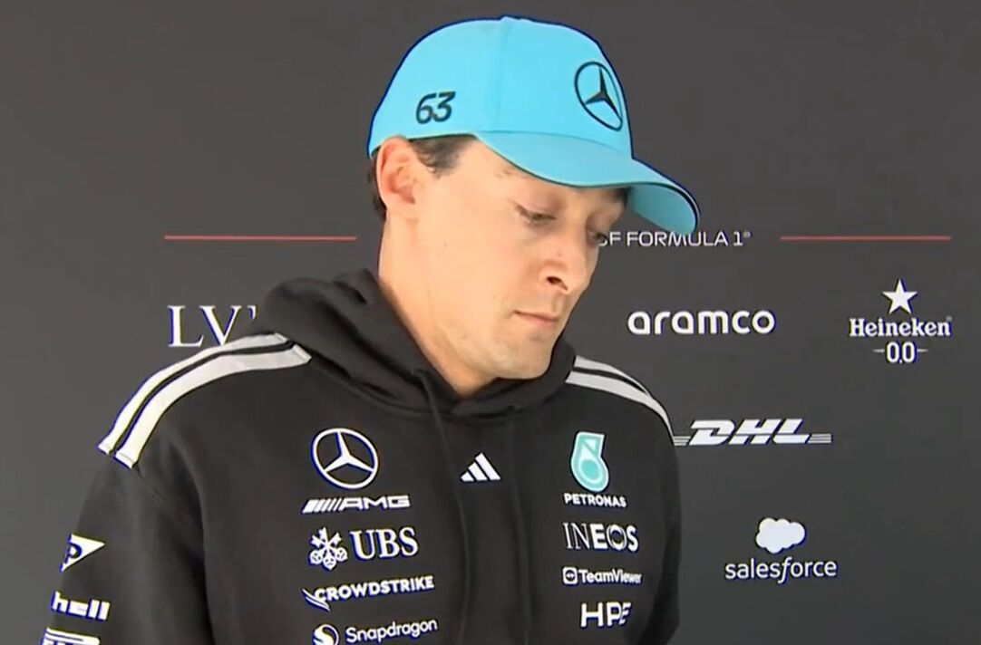 George Russell porte une casquette Mercedes bleue George Russell porte une casquette Mercedes bleue
