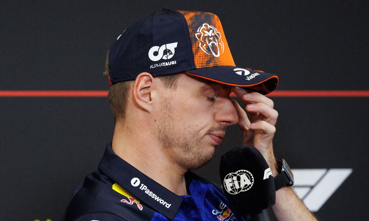 Max Verstappen avec la main gauche sur le visage