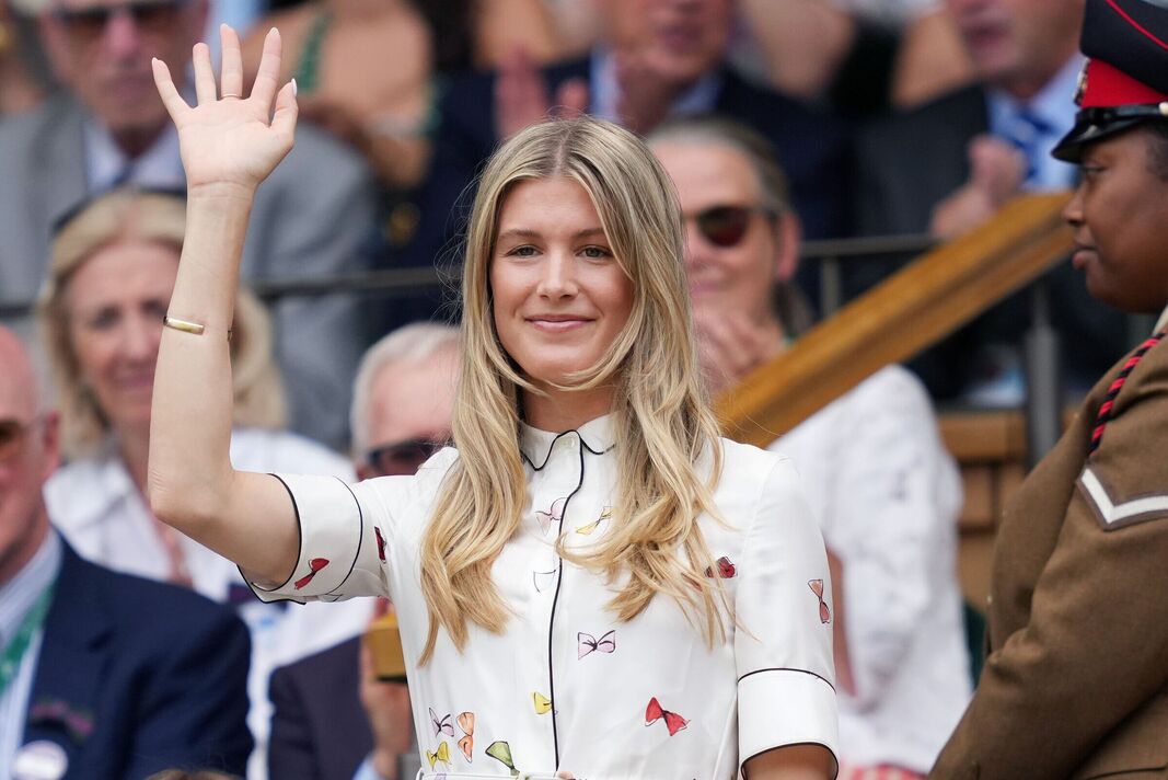 Eugénie Bouchard salue depuis la loge royale de Wimbledon Eugénie Bouchard salue depuis la loge royale de Wimbledon
