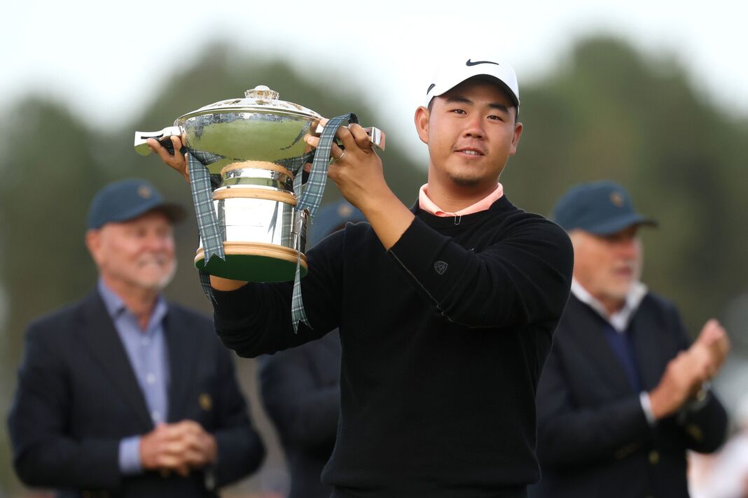 Tom Kim célèbre sa victoire à l'Open d'Écosse Tom Kim célèbre sa victoire à l'Open d'Écosse