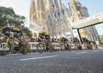 Visma-Lease a Bike s&rsquo;impose à Barcelone, Vingegaard premier maillot jaune